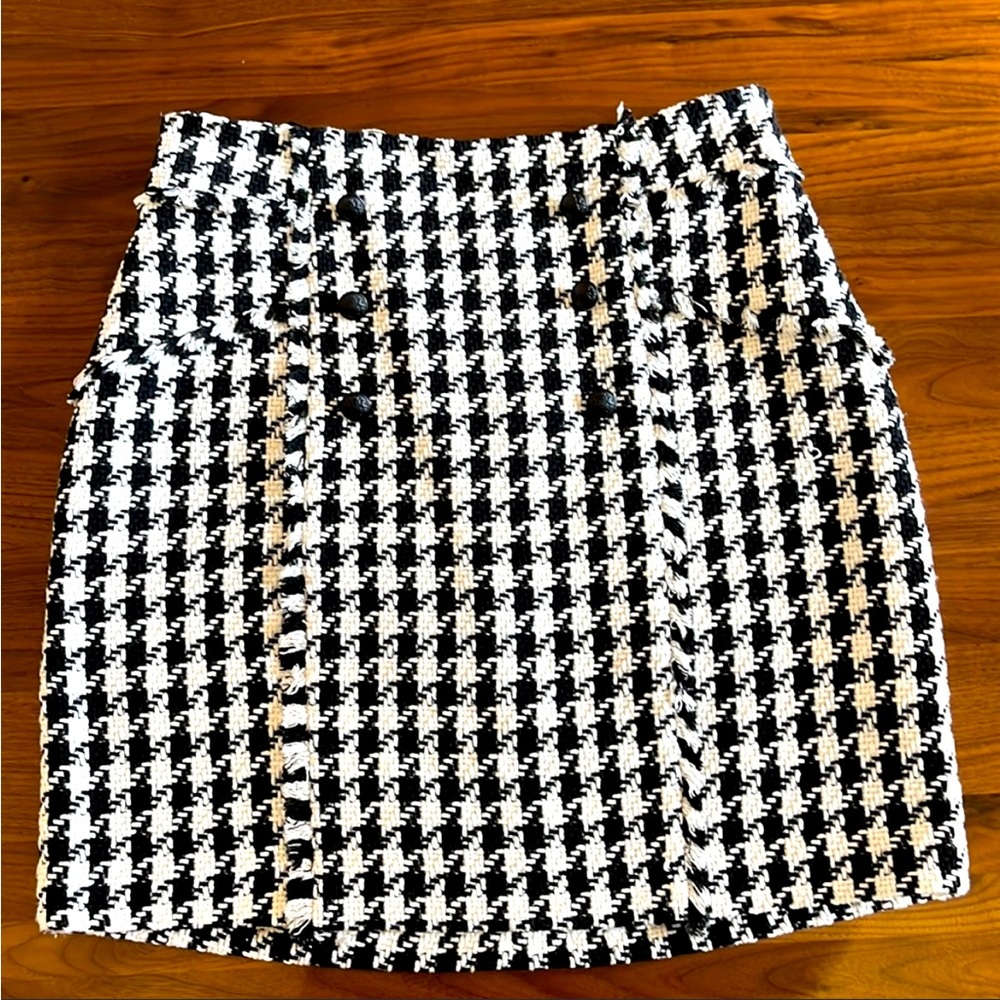 Brand New! Never Worn!! Express Black and White Houndstooth Pencil Skirt